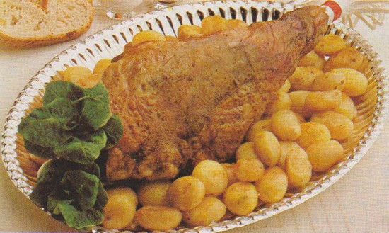 Gigot aux aromates et pommes de terre